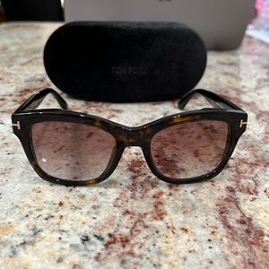Like New! Tom Ford Lauren Sunglasses in Dark Havana. (6468992941)